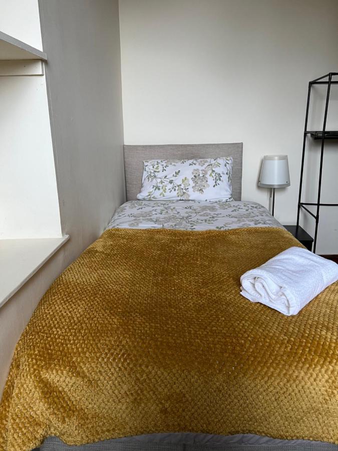 4 Bed Bungalow Near Airport Единбург Екстериор снимка