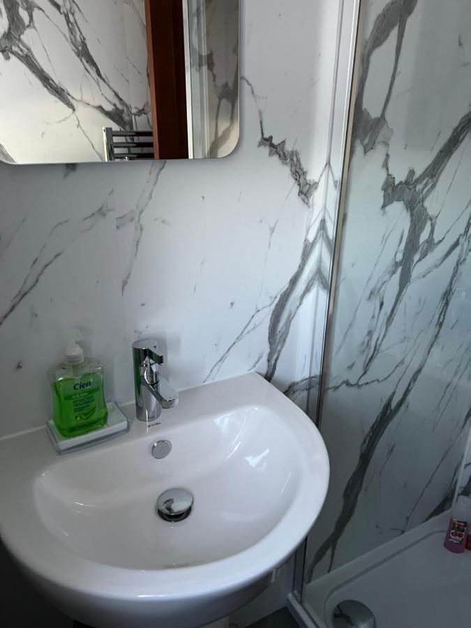 4 Bed Bungalow Near Airport Единбург Екстериор снимка